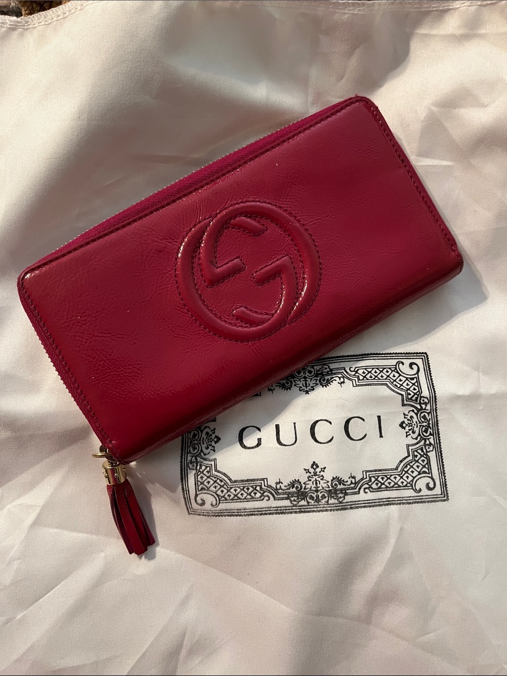 EUC Gucci Fuchsia Patent Leather Soho Zip Around Wallet with Tassel and Dustbag - Picture 1 of 16